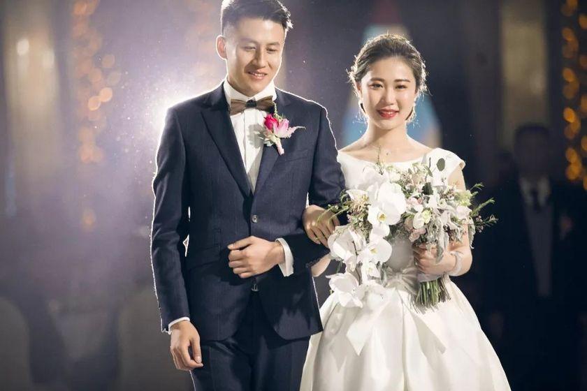 男结婚西装什么牌子好(男士西装品牌排行榜前十名)(图1) 男结婚西装什么牌子好(男士西装品牌排行榜前十名)(图1)