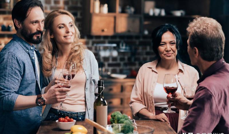 嘴笨的人怎么学会说话的方法（怎样让自己变得会说话能说话）(图3)