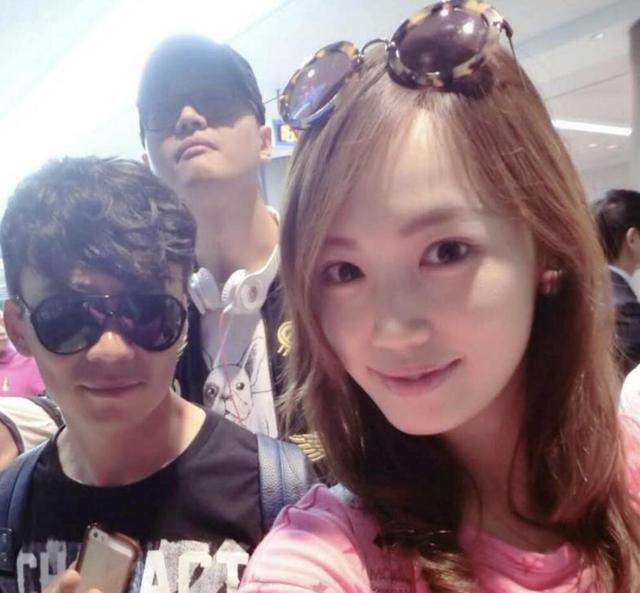 王宝强冯清疑同居原因（王宝强和女友罕见出席家庭聚会）(2)