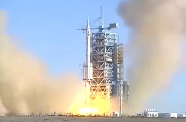 杨利伟回应航天员（航天英雄杨利伟）(2)