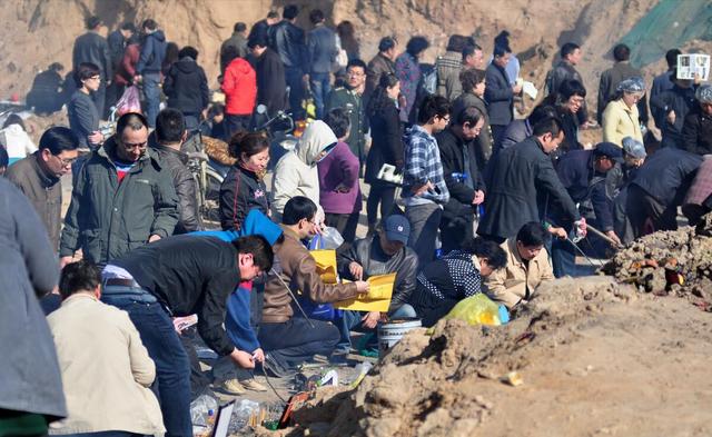 在洞里发现巨大的巨蟒（福建惊现20多斤蟒蛇晒太阳）(7)