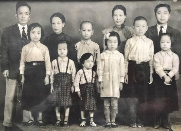 河南大学百年校庆纪念章（一块结婚纪念绸与郑州大学初创史）(5)