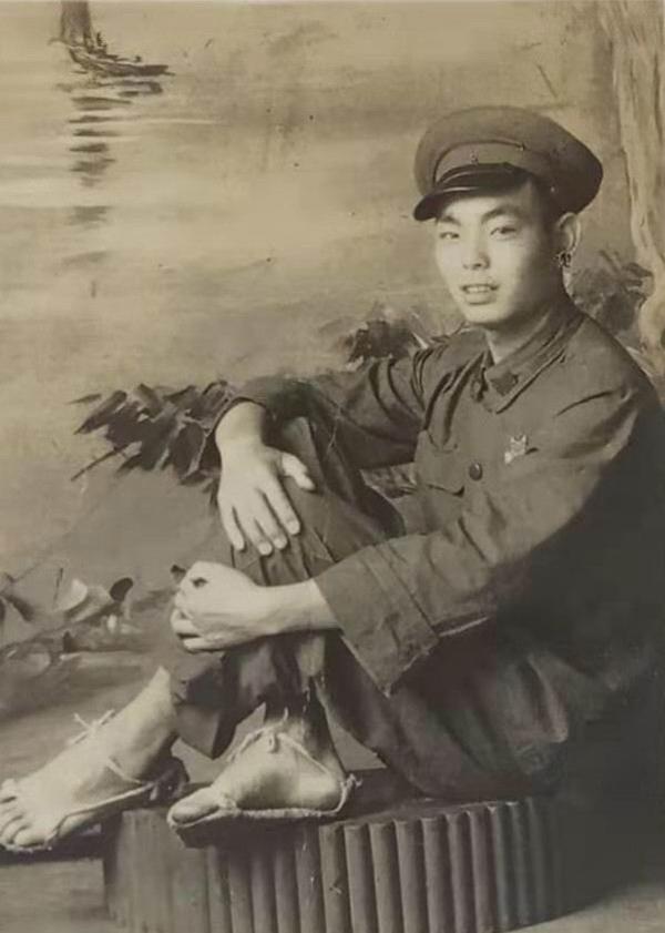 河南大学百年校庆纪念章（一块结婚纪念绸与郑州大学初创史）(9)