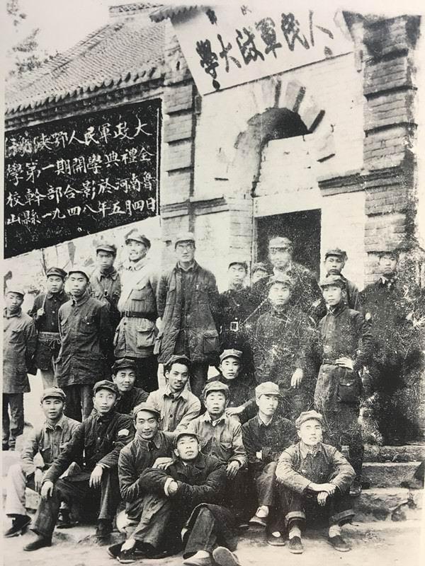 河南大学百年校庆纪念章（一块结婚纪念绸与郑州大学初创史）(7)