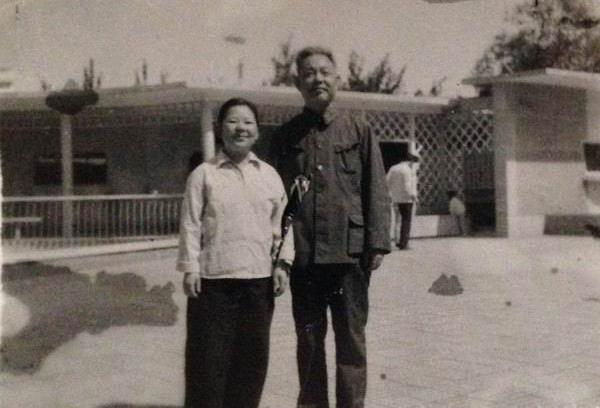 河南大学百年校庆纪念章（一块结婚纪念绸与郑州大学初创史）(13)