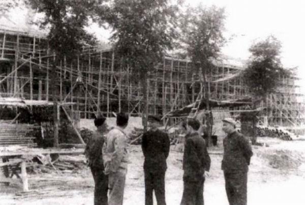 河南大学百年校庆纪念章（一块结婚纪念绸与郑州大学初创史）(3)