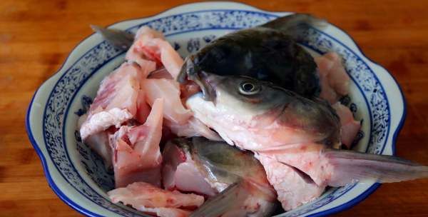 怎样炖鱼头不腥又好吃,鱼头汤怎么做才不腥而且汤白图6