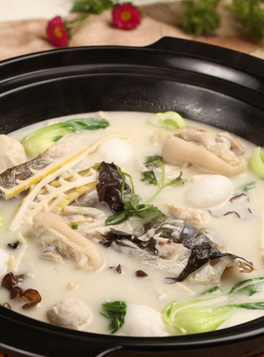 怎样炖鱼头不腥又好吃,鱼头汤怎么做才不腥而且汤白图13