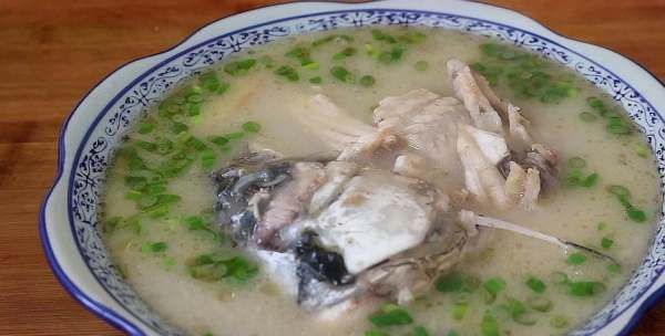 怎样炖鱼头不腥又好吃,鱼头汤怎么做才不腥而且汤白图10