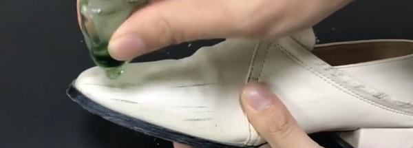 漆皮皮鞋划痕怎么修复,漆皮鞋子有划痕怎么办图2