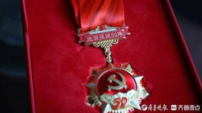 ​抗战胜利70周年纪念章收藏价 六枚纪念章背后的百岁抗战老兵和她的孩子们