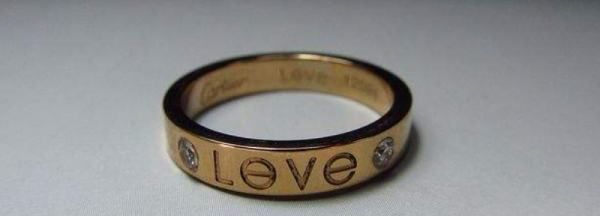 戒指在中指什么意思,戒指戴中指是什么意思图8