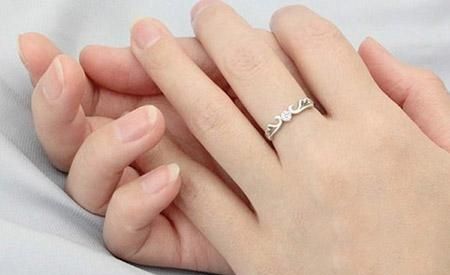 男生戒指戴在中指什么意思