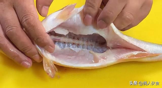 清蒸鲈鱼怎么做肉才鲜嫩好吃（只要记住这6个步骤）(3)