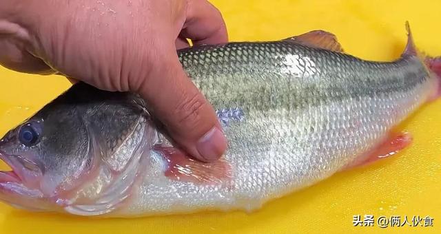 清蒸鲈鱼怎么做肉才鲜嫩好吃（只要记住这6个步骤）(2)