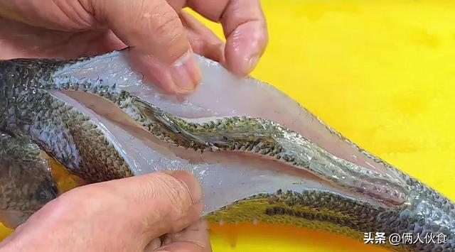 清蒸鲈鱼怎么做肉才鲜嫩好吃（只要记住这6个步骤）(5)