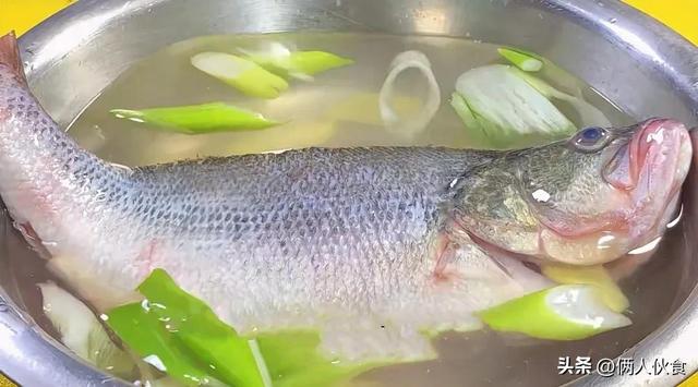 清蒸鲈鱼怎么做肉才鲜嫩好吃（只要记住这6个步骤）(6)