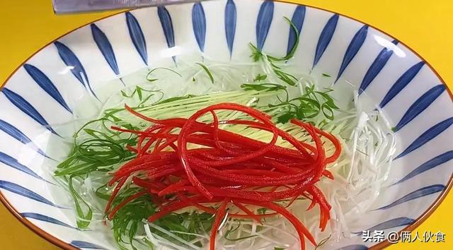 清蒸鲈鱼怎么做肉才鲜嫩好吃（只要记住这6个步骤）(7)