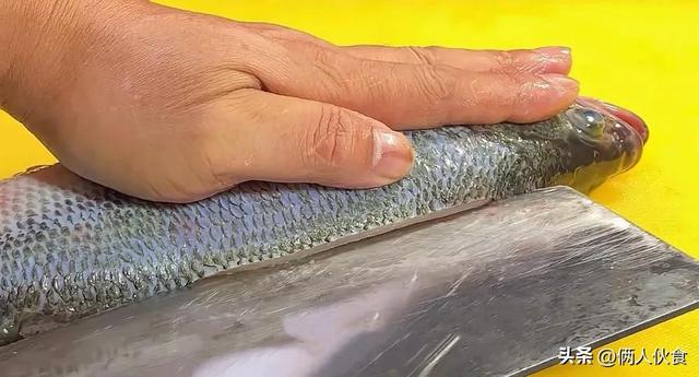 清蒸鲈鱼怎么做肉才鲜嫩好吃（只要记住这6个步骤）(4)