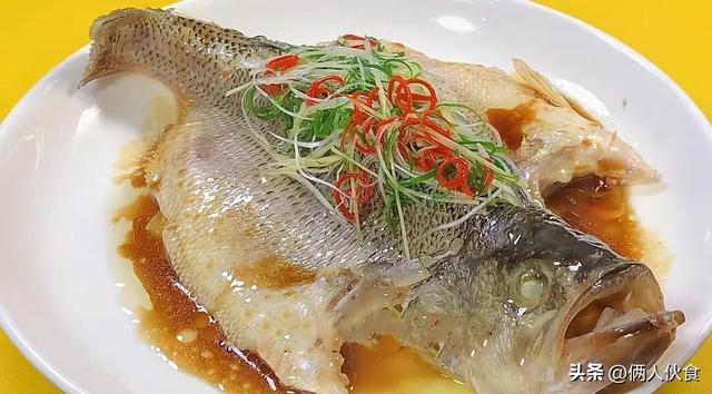 清蒸鲈鱼怎么做肉才鲜嫩好吃（只要记住这6个步骤）(9)