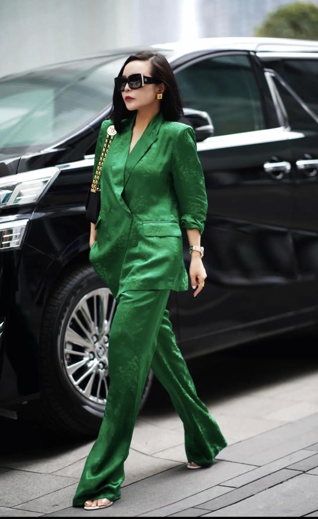 现在西服流行什么款式(西服套装早已不是男士的专宠了)(1)