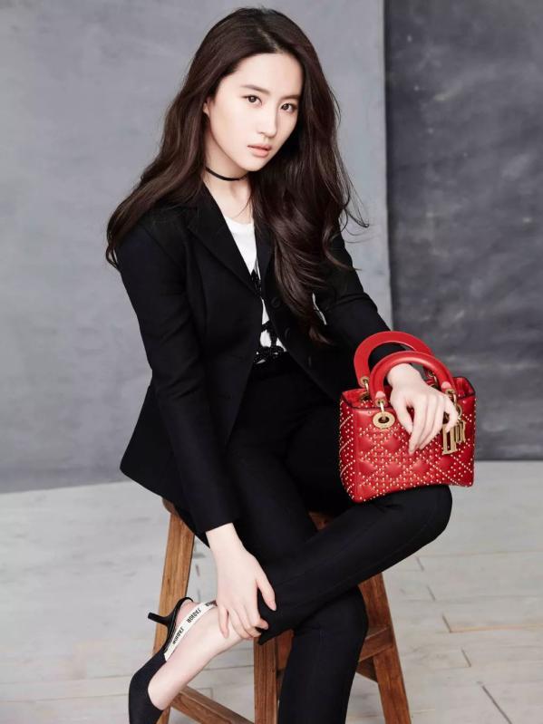 现在西服流行什么款式(西服套装早已不是男士的专宠了)(3)