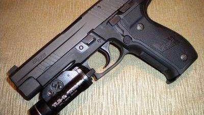 伯莱塔92手枪和贝雷塔f92的区别(和伯莱塔92F同台竞技的P226手枪)(1)