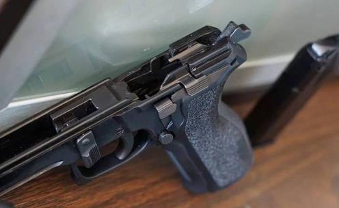 伯莱塔92手枪和贝雷塔f92的区别(和伯莱塔92F同台竞技的P226手枪)(4)