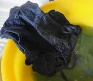 衣服掉色用什么泡就不掉了,如何处理衣服褪色