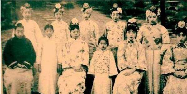 答应常在贵人睡通铺,故宫每个宫住几个妃子图6