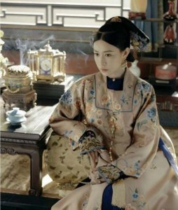 ​答应常在贵人睡通铺,故宫每个宫住几个妃子