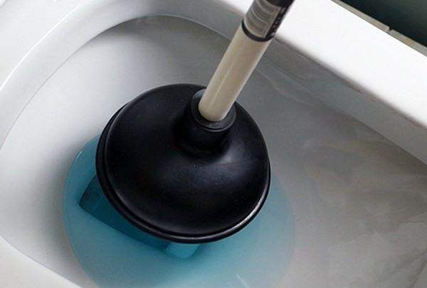 马桶堵住了该怎么疏通最简单方法,坐马桶堵了疏通的最简单方法小苏打图9