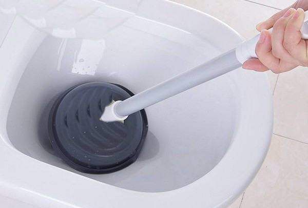 马桶堵住了该怎么疏通最简单方法,坐马桶堵了疏通的最简单方法小苏打图8