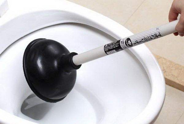 马桶堵住了该怎么疏通最简单方法,坐马桶堵了疏通的最简单方法小苏打图6