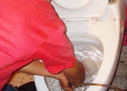 马桶堵住了该怎么疏通最简单方法,坐马桶堵了疏通的最简单方法小苏打图4