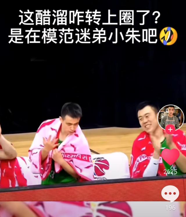 男篮赵睿赵继伟（CBA球员场边齐表演）(2)