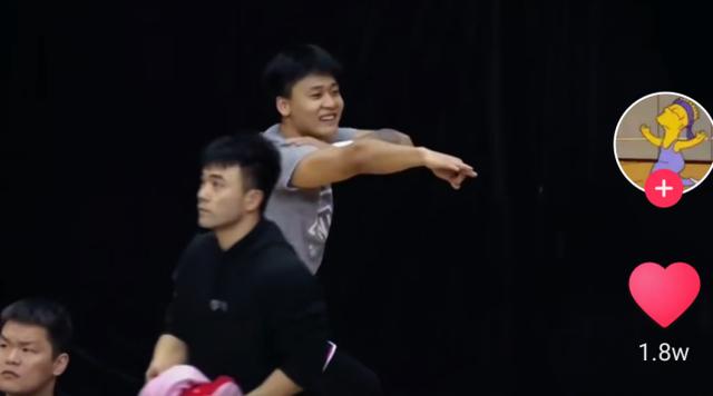 男篮赵睿赵继伟（CBA球员场边齐表演）(1)