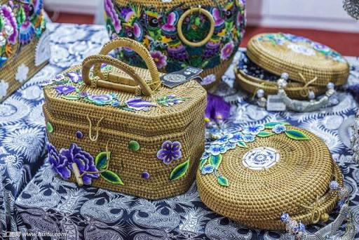 最简单的苗族服饰（贵州苗族传统服饰工艺近乎失传）(5)