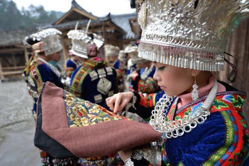 最简单的苗族服饰（贵州苗族传统服饰工艺近乎失传）(7)
