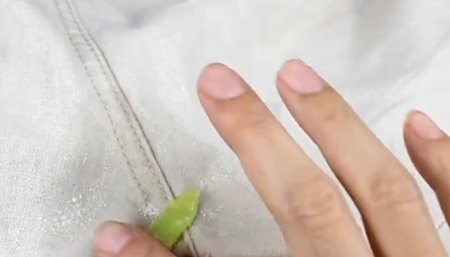 衣服上有血迹怎么洗掉,衣服血迹如何洗掉小妙招视频图3