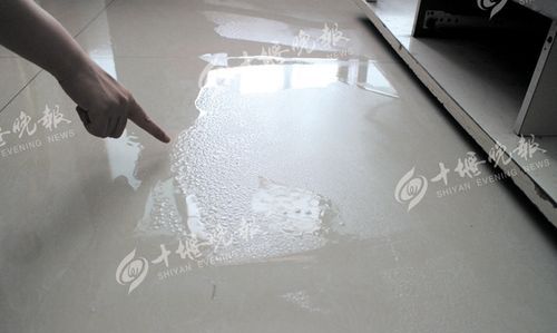 家里一小块地板砖返潮冒水珠怎么处理