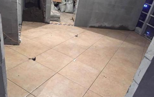 夏天地板砖上有水珠怎么办,屋里地板砖潮湿怎么办图3