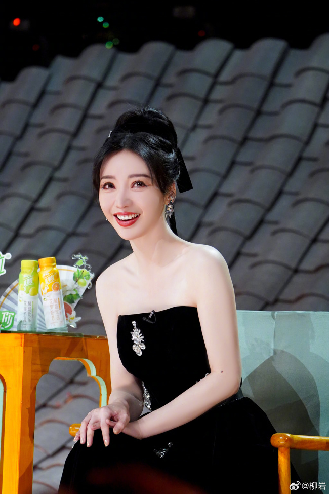 柳岩李若彤同框合影 纯黑镶钻裙造型优雅时尚