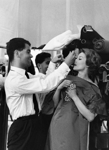 香奈儿老佛爷设计造型（曾掌管芬迪54年香奈儿36年为7大品牌效力）(3)