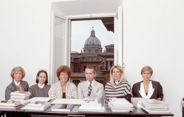 香奈儿老佛爷设计造型（曾掌管芬迪54年香奈儿36年为7大品牌效力）(4)