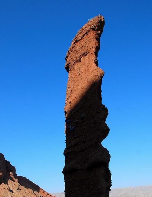 巍然屹立的意思是什么