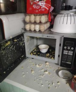 ​鸡蛋放微波炉加热可以,整个鸡蛋可以微波炉加热吗