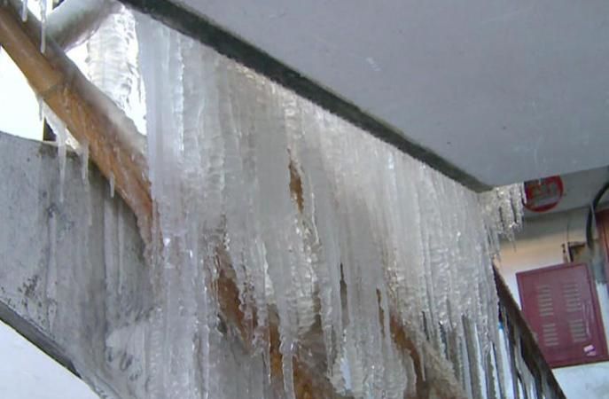 楼道里的自来水管冻了归物业吗