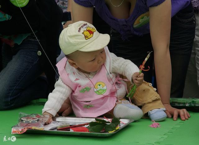 婴儿抓周准备哪些东西（宝宝抓周物品的选择注意事项）(2)