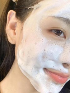 ​每天用什么洗脸最好（洗脸的正确方法）